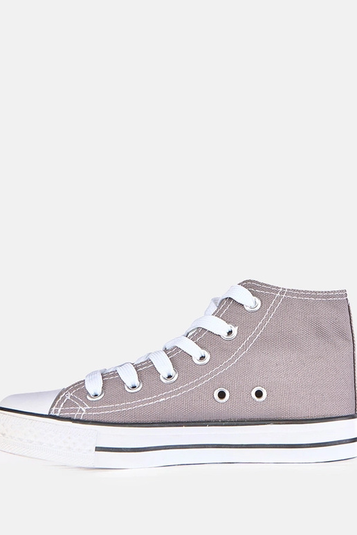 Sivé detské tenisky nad členkom Frenis