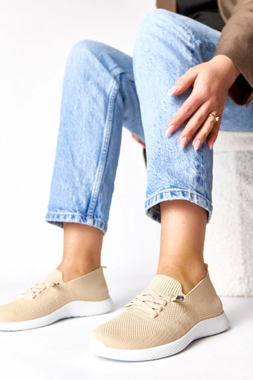 Svetlo piesková farba...