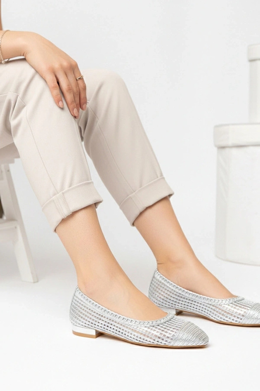 Strieborné čipkované balerínky s...