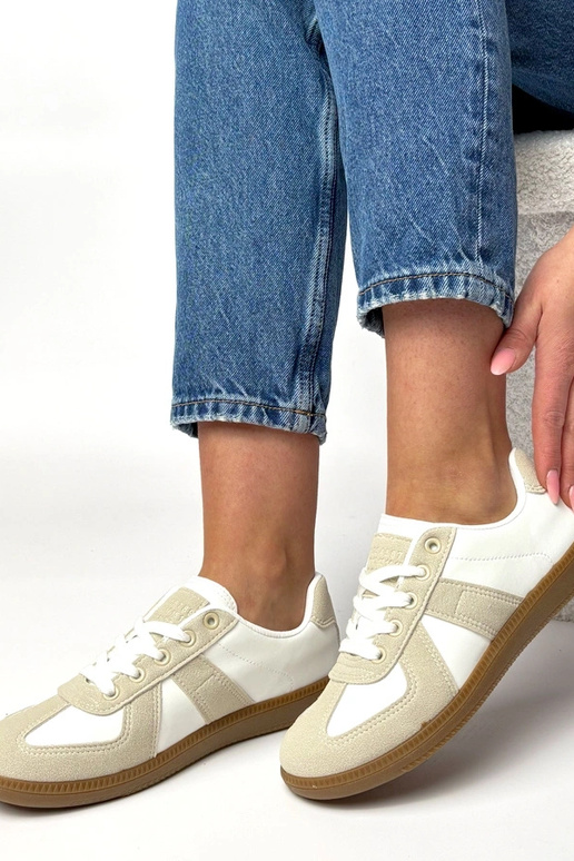 Bielo-svetlo piesková farba tenisky...