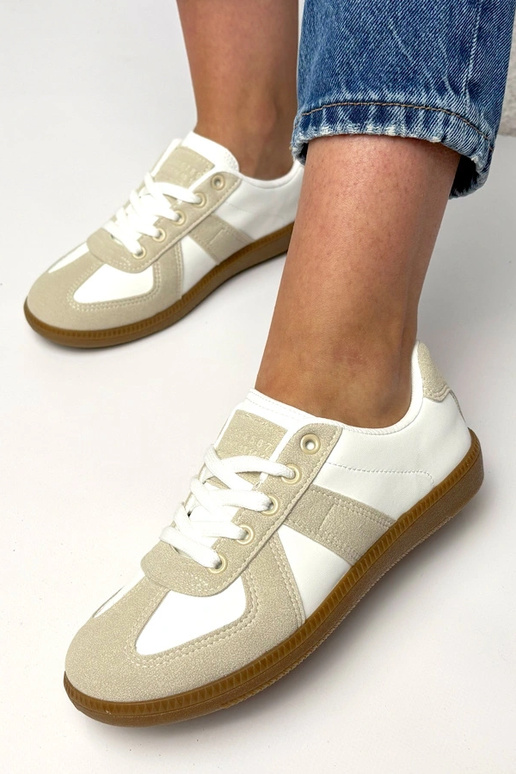 Bielo-svetlo piesková farba tenisky...