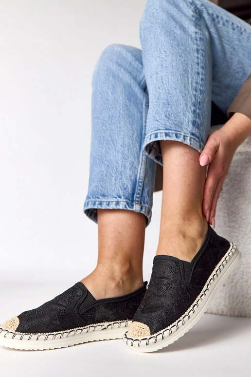 Čierne espadrilky zdobené trblietkami...