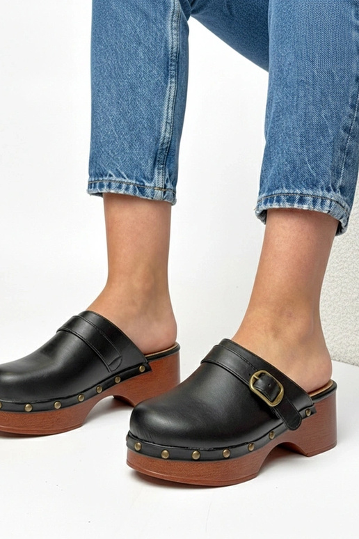 Čierne šľapky klumpové na vysokom...