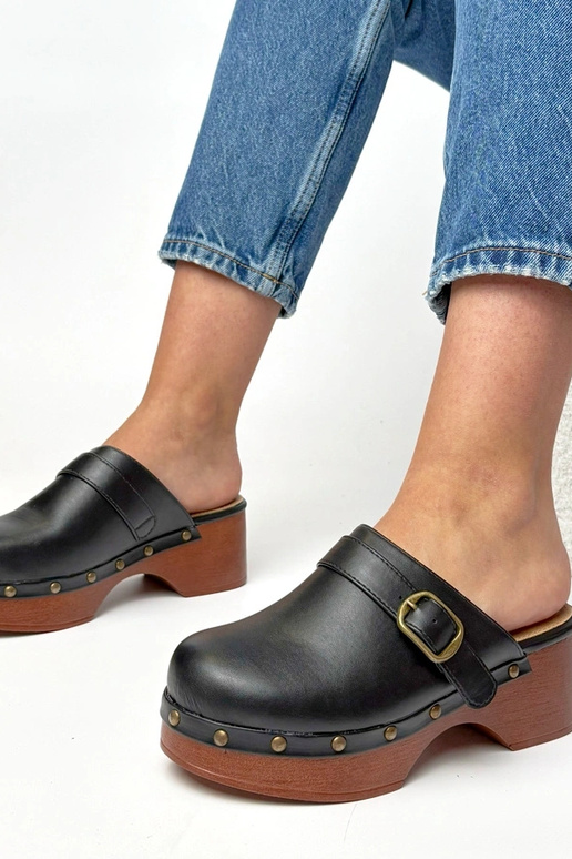 Čierne šľapky klumpové na vysokom...