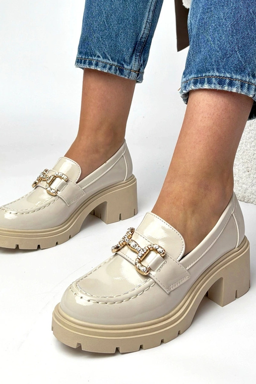 Krémové lakované mokasíny s podpätkom...