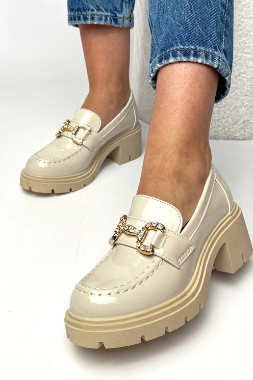 Krémové lakované mokasíny s podpätkom...