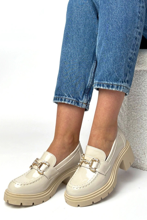Krémové lakované mokasíny s podpätkom...
