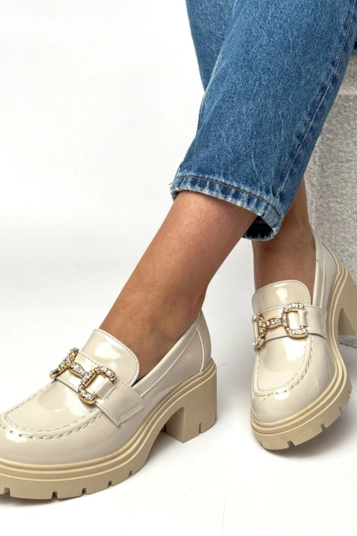 Krémové lakované mokasíny s podpätkom...