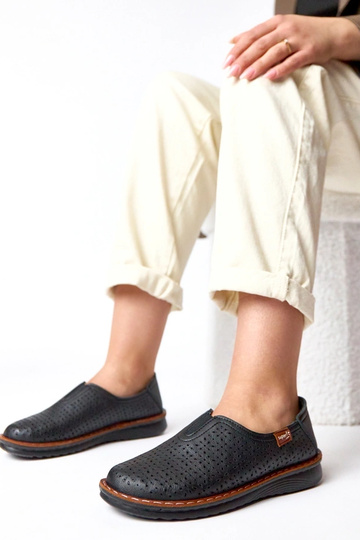 Čierne perforované...