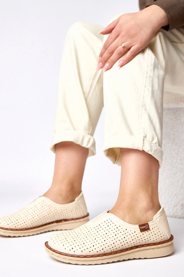 Krémové perforované...