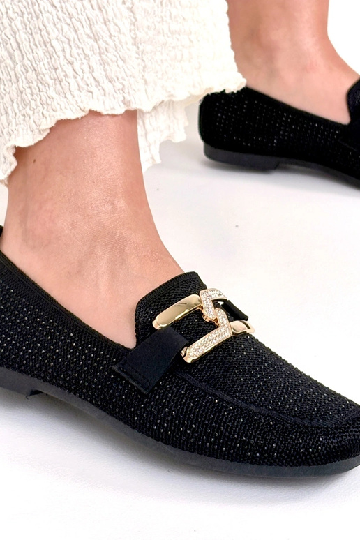 Čierne mokasíny zdobené zirkónmi...