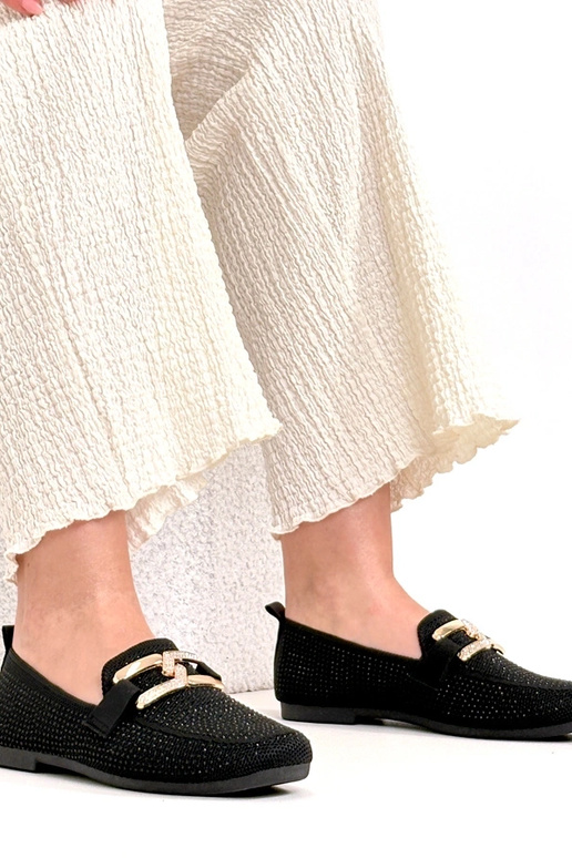 Čierne mokasíny zdobené zirkónmi...