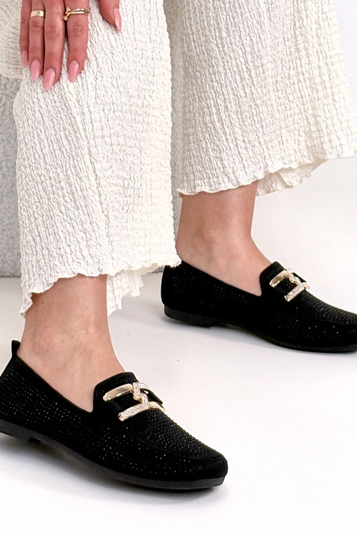 Čierne mokasíny zdobené zirkónmi...