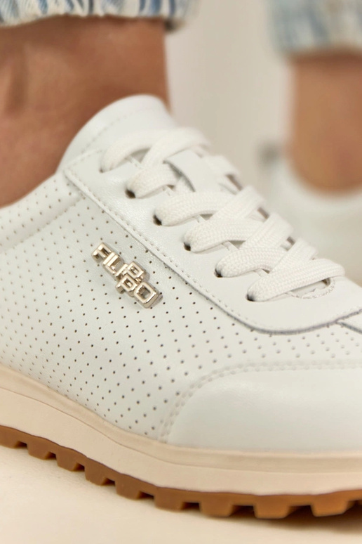 Biele perforované kožené tenisky Filippo