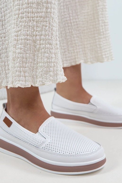 Biele dierkované kožené poltopánky...