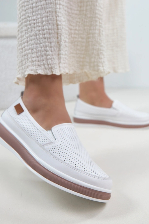 Biele dierkované kožené poltopánky...