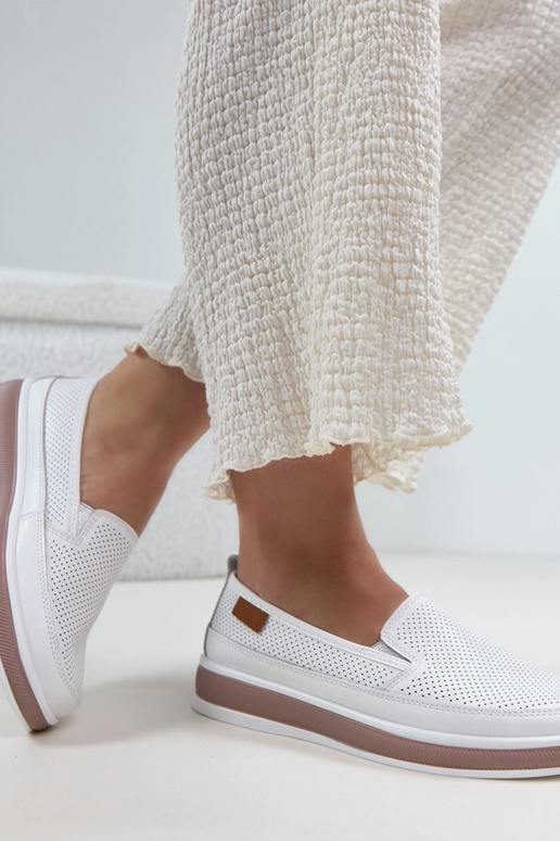 Biele dierkované kožené poltopánky...