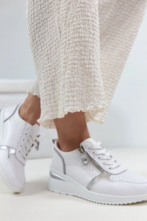 Biele kožené topánky na skrytom...