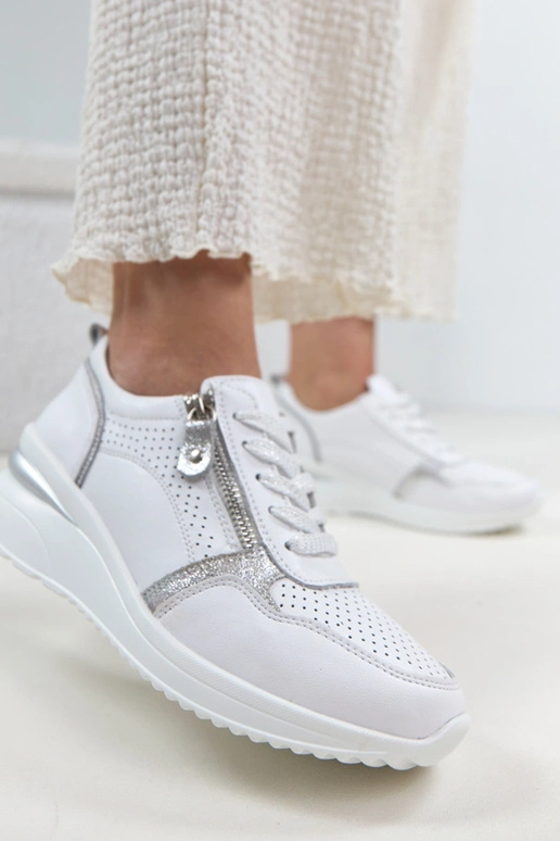 Biele kožené topánky na skrytom...