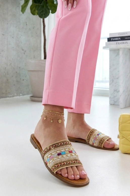 Pieskové šľapky zdobené farebným...