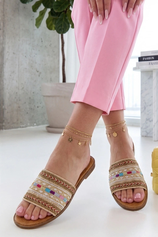 Pieskové šľapky zdobené farebným...