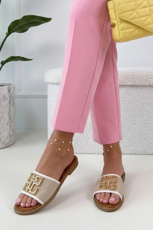 Biele šľapky zdobené zlatou sponou...