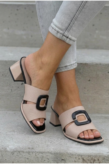 Dámske šľapky s výrezmi a sponami na podpätkoch Vinceza 62284 pieskovej farby