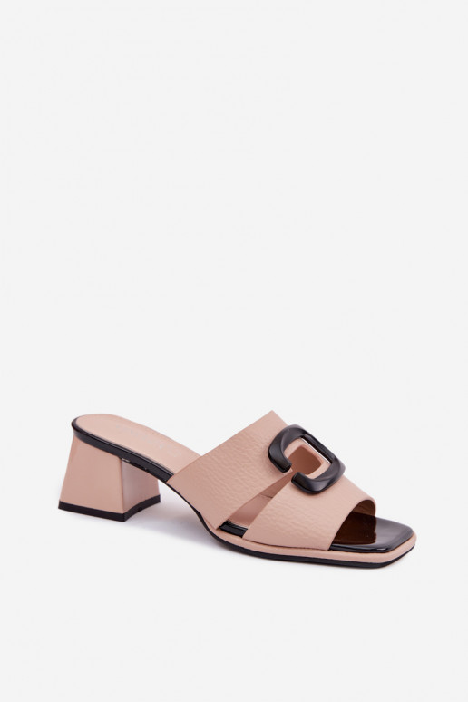 Dámske šľapky s výrezmi a sponami na podpätkoch Vinceza 62284 pieskovej farby