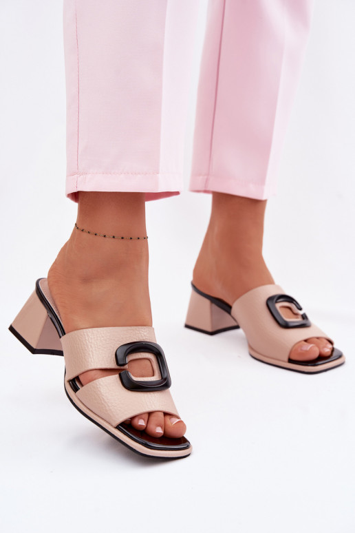 Dámske šľapky s výrezmi a sponami na podpätkoch Vinceza 62284 pieskovej farby