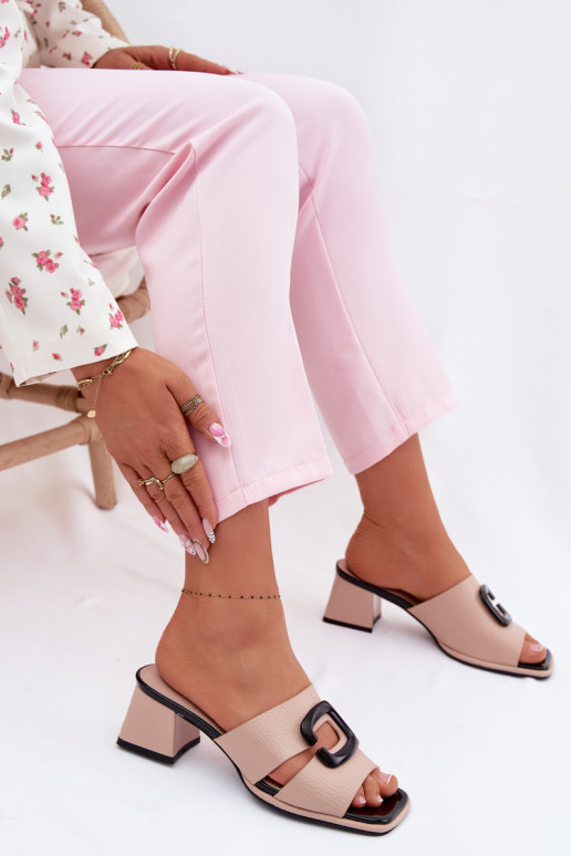 Dámske šľapky s výrezmi a sponami na podpätkoch Vinceza 62284 pieskovej farby