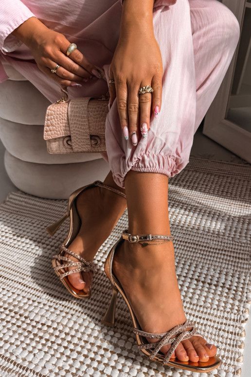 Dámske sandále s podpätkami so svietiacimi otvormi Szampańskie Redira