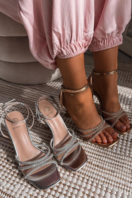 Dámske sandále s podpätkami Ze Zdobionymi Paskami Szampańskie Gedira