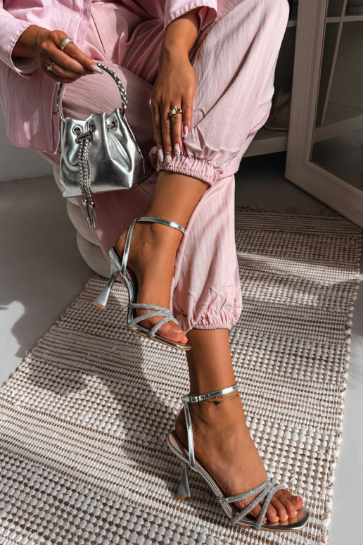 Dámske sandále s podpätkami Ze Zdobionymi Paskami strieborná farba Gedira