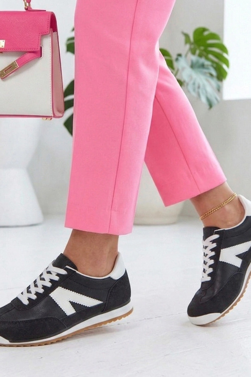 Čierne športové topánky s bielymi...