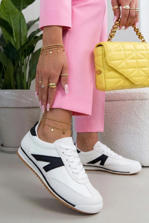 Biele športové topánky s čiernymi...