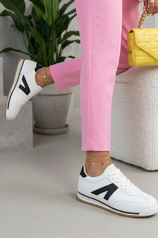 Biele športové topánky s čiernymi...