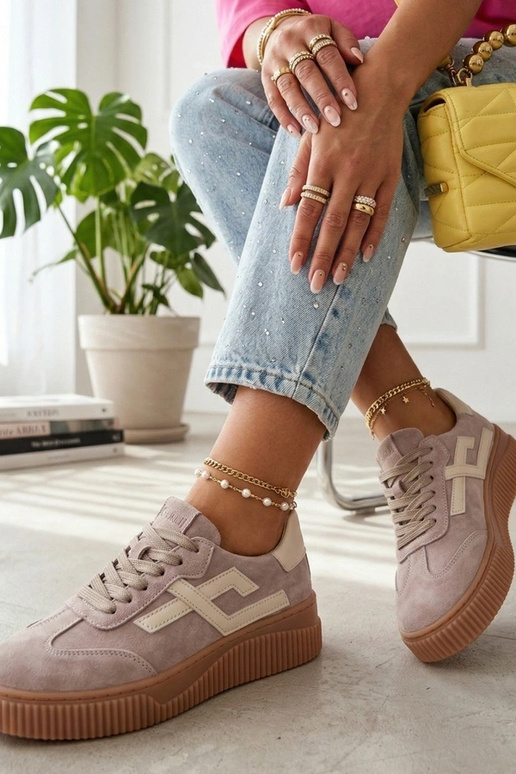 Pieskové športové tenisky z pravej...