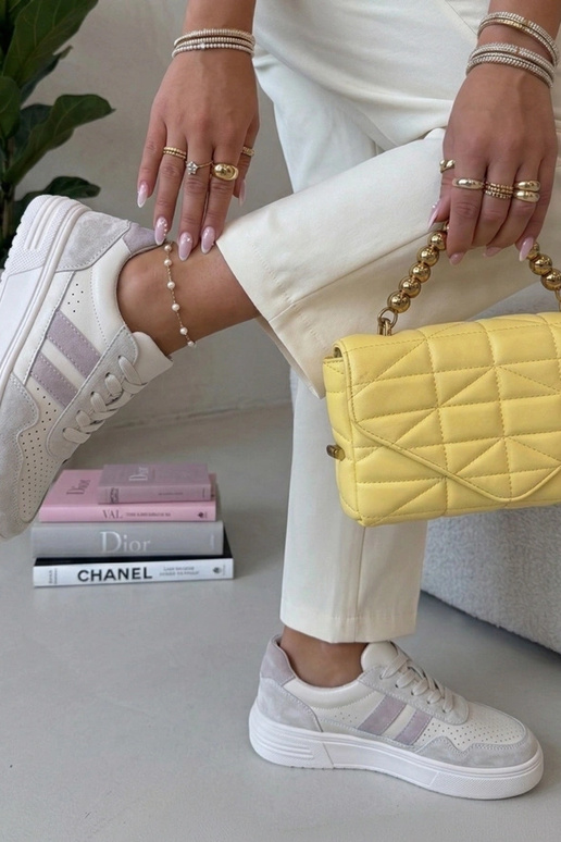 Pieskové športové tenisky z pravej...