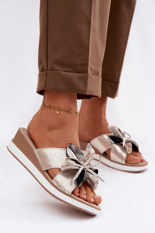 Kožené papuče s platformouDekoracyjnym Kvet S.Barski GR61-5989 zlatej farby