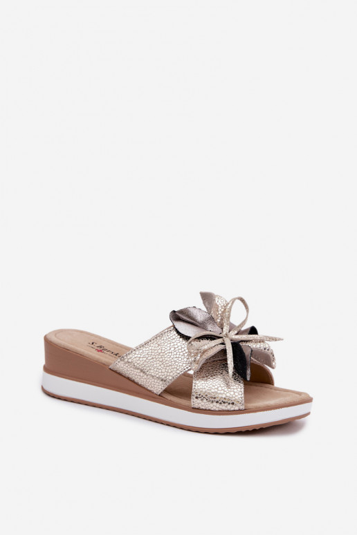 Kožené papuče s platformouDekoracyjnym Kvet S.Barski GR61-5989 zlatej farby