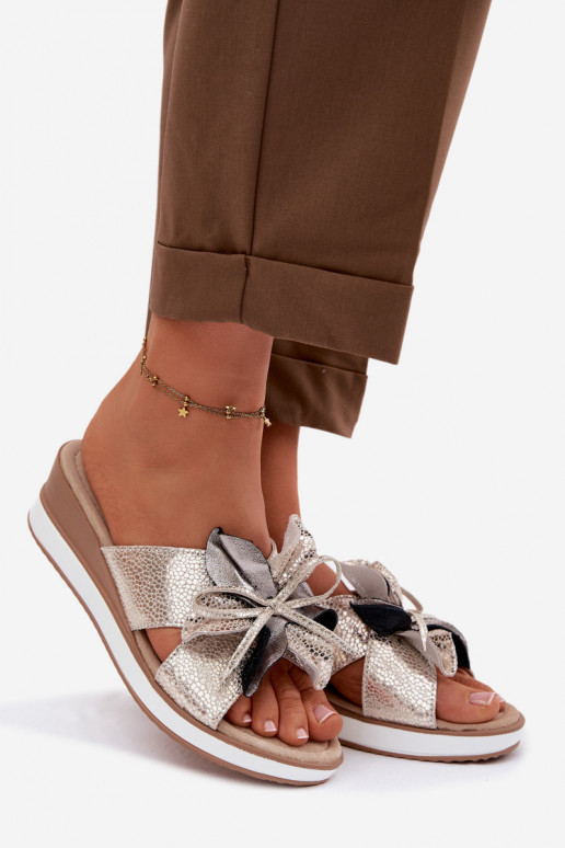 Kožené papuče s platformouDekoracyjnym Kvet S.Barski GR61-5989 zlatej farby