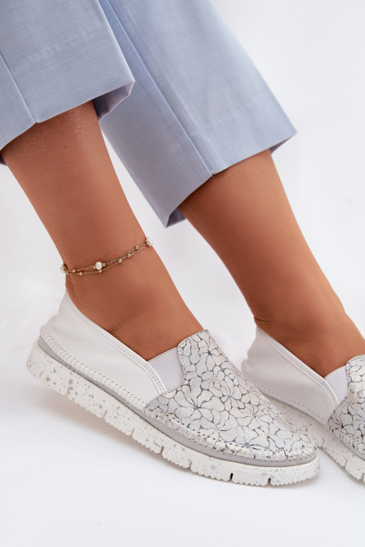 Dámske kožené nazúvacie topánky Máciejka 03512-70 biely-strieborná farba