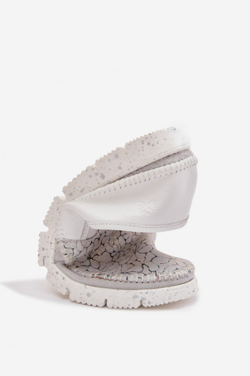 Dámske kožené nazúvacie topánky Máciejka 03512-70 biely-strieborná farba