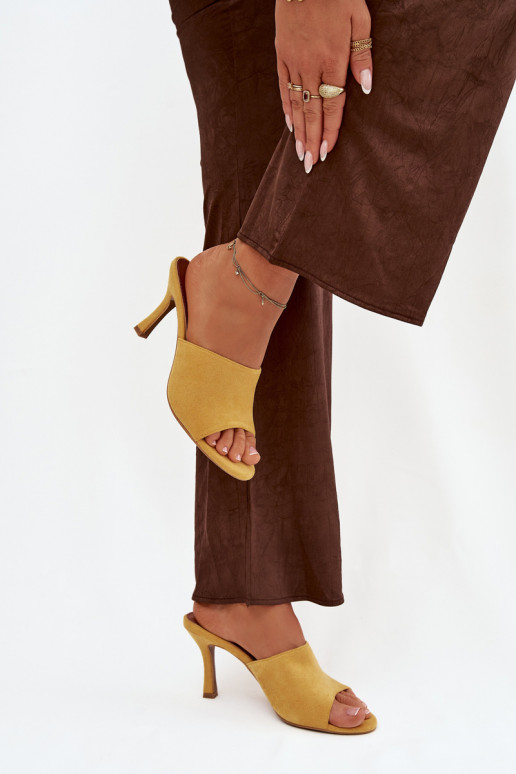 Dámske papuče s tenkými podpätkamiz eko semišuu žltá Isolia