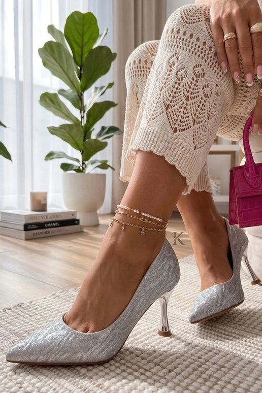 Strieborné lodičky s lesklým povrchom...