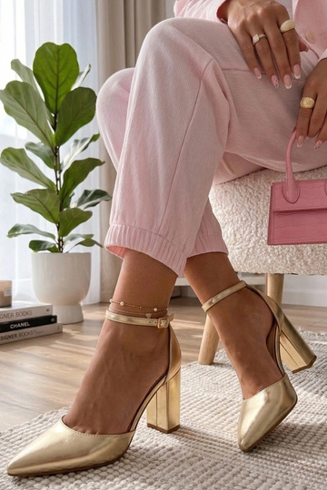 Zlaté vysoké podpätky na...