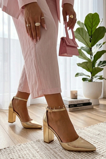 Zlaté vysoké podpätky na... 2