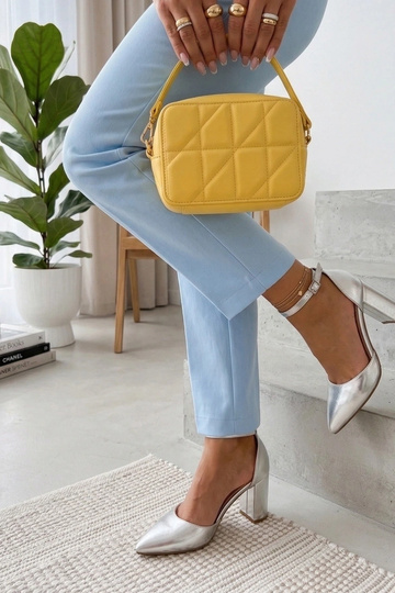 Strieborné vysoké podpätky... 2