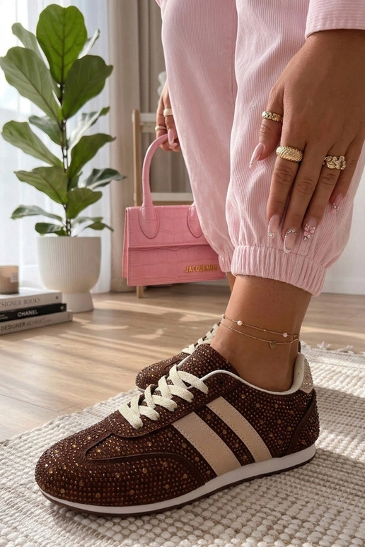 Hnedé športové topánky ozdobené...