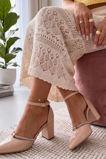 Béžové lakované topánky s...